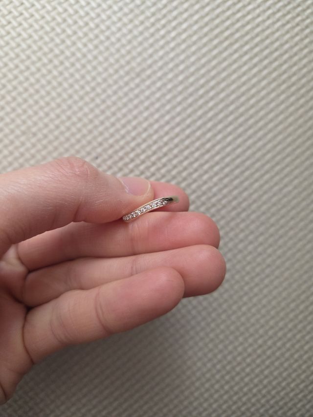 デランシーです。とにかくきらきらと七色に光ります。