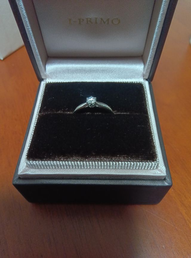 カラット数は妻の誕生日です！シンプルですが、とても満足です。