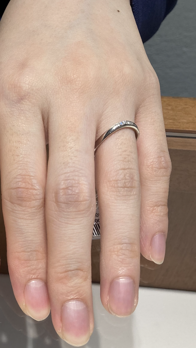 上品にダイヤモンドが輝きます。