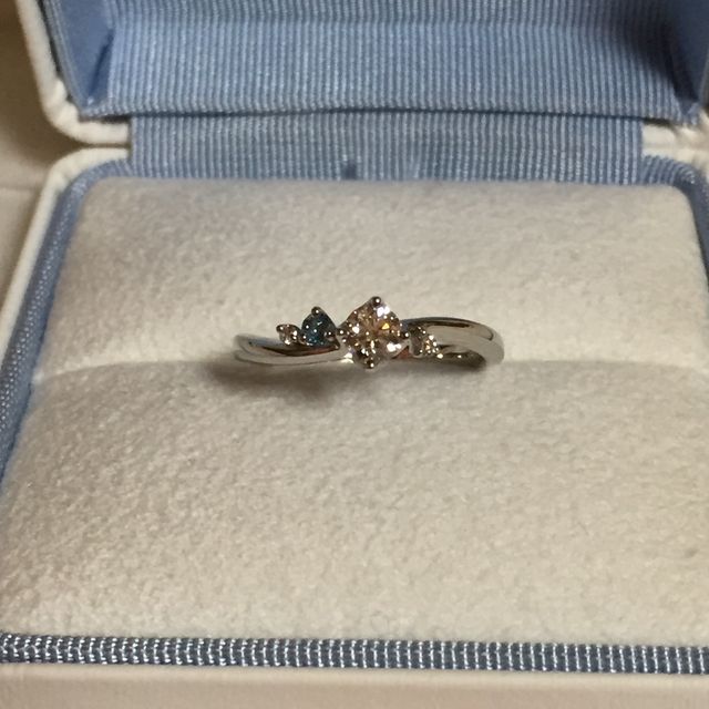 両サイドにもダイヤ、ダイヤの左にアクアマリンがついてます。