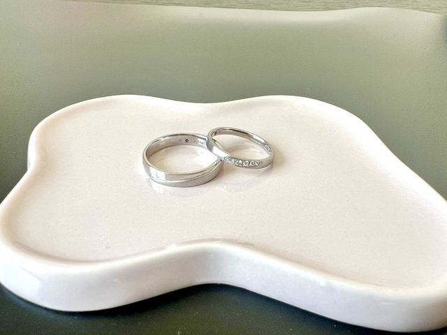 シンプルなデザインにこだわった二人だけのペアリング