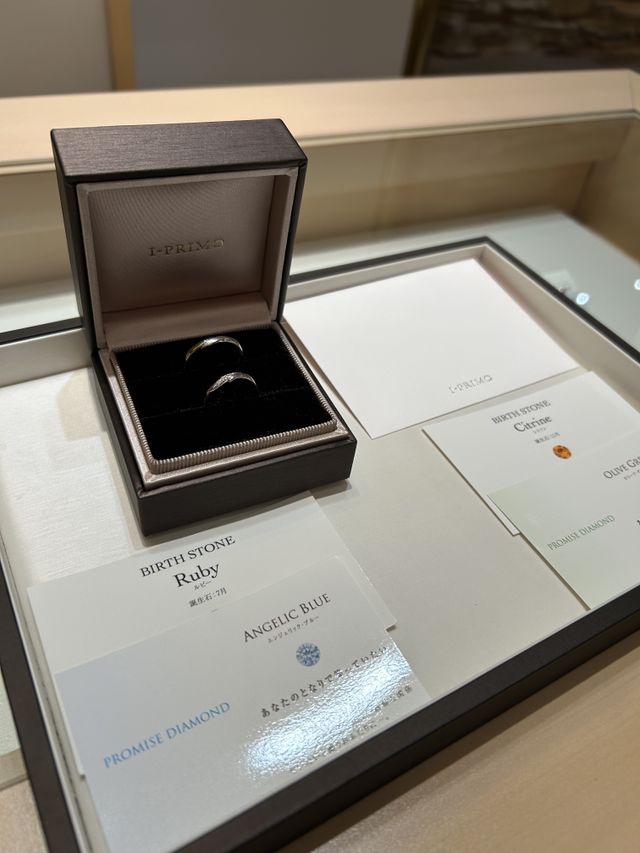 誕生日石とダイヤモンドをいれました。