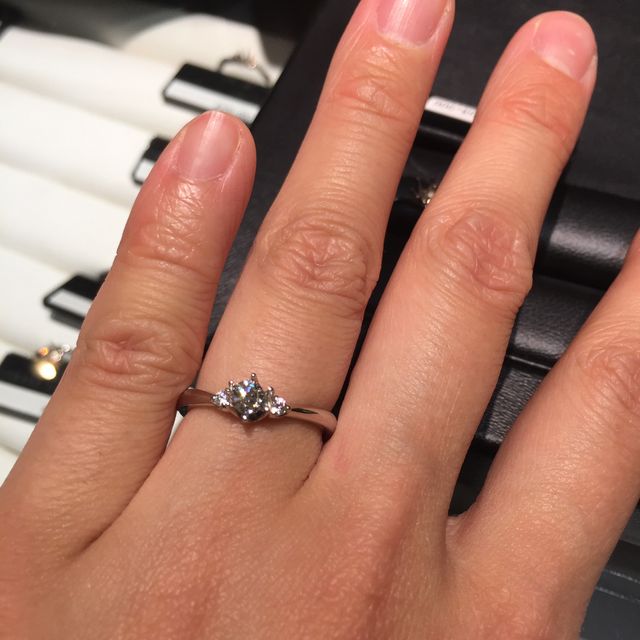 メレダイヤ付きのVラインタイプ。