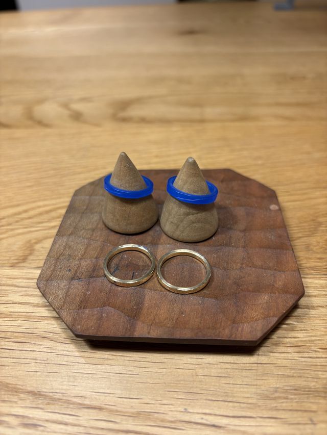 青はワックス制作の結婚指輪
金はサービスのペアリング
