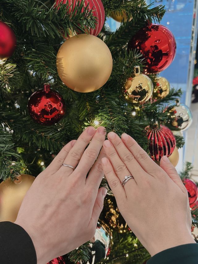 クリスマスの時期だったのでツリーの前で撮りました！