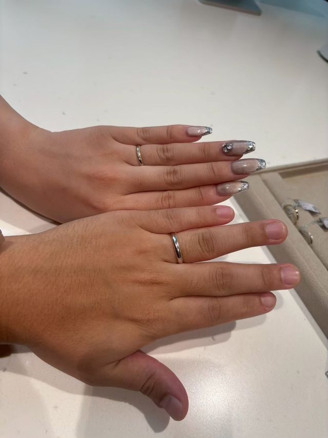 ゴールドのミル打ちデザイン