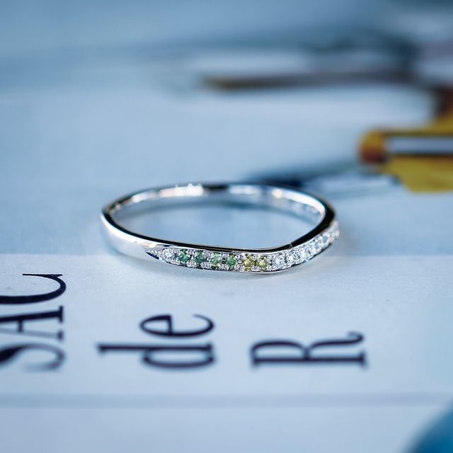 グリーンとイエローのグラデーションを取り入れた指輪