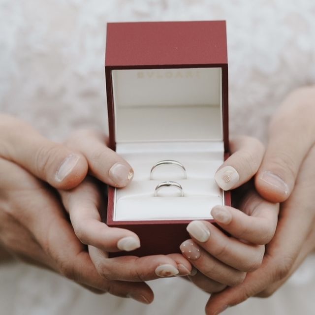 ボックスも赤紫のような色味で上品でとても可愛いです。