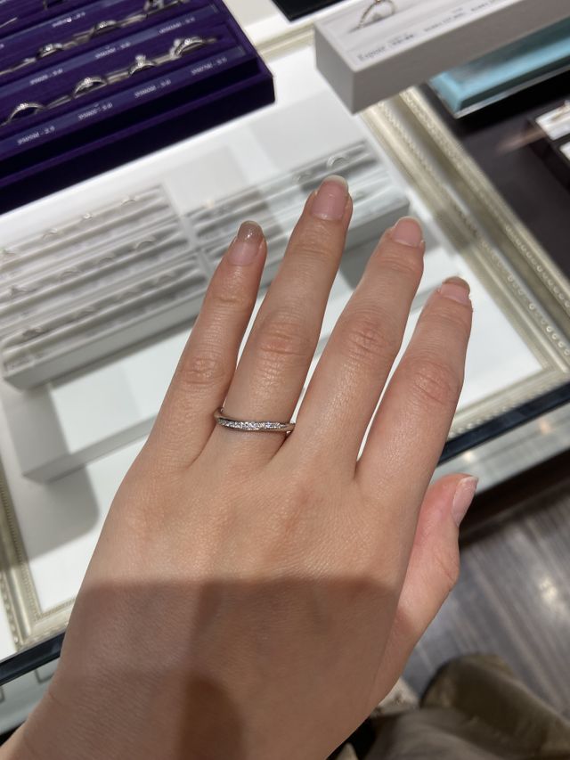 ダイアモンドが流れるようなデザインのリングです