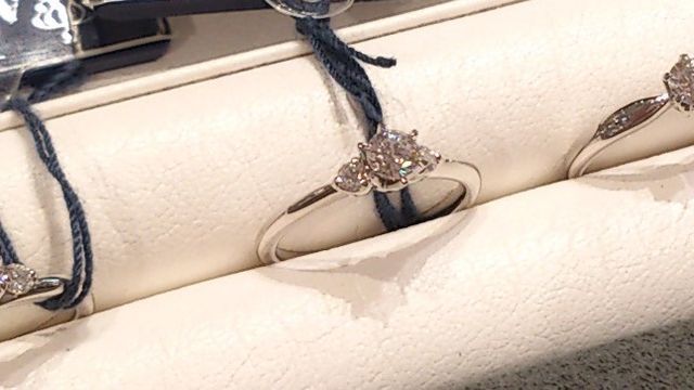 中央のダイヤの横に、1石ずつメレダイヤセッティング。