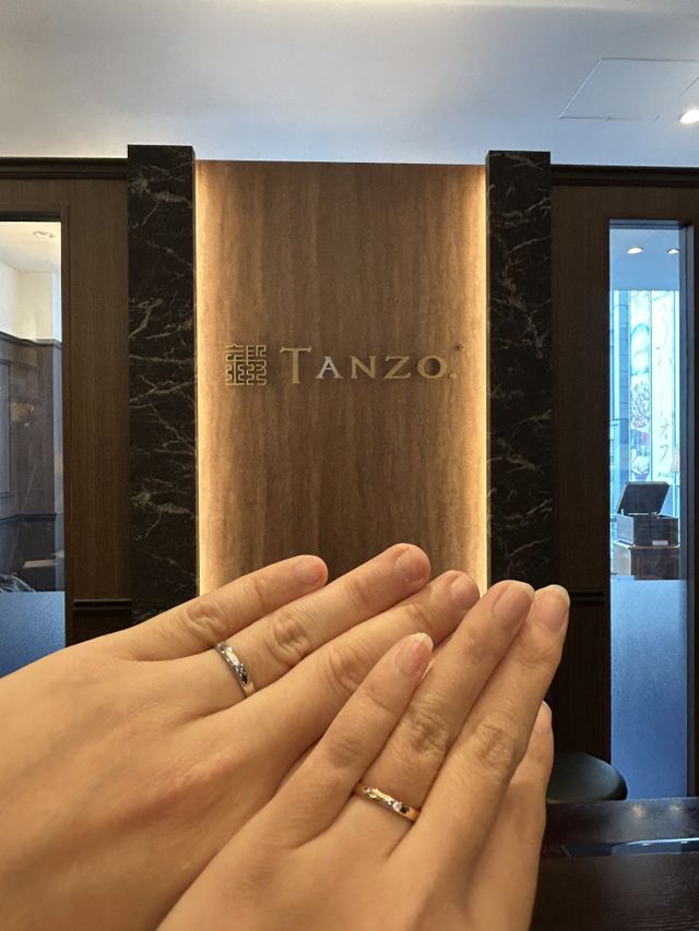 指輪を作ったロゴと共に撮りました！