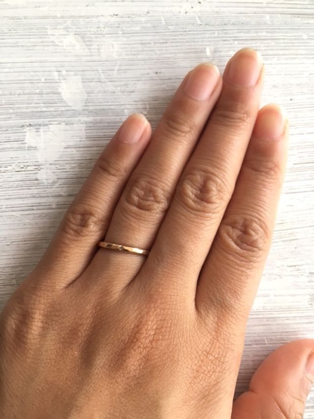 ピンクゴールドに小さなダイヤモンドを一つ埋め込んでいます。