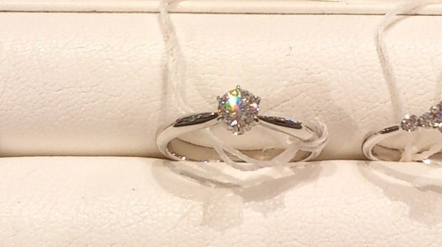シンプルでダイヤモンドがきれいです。