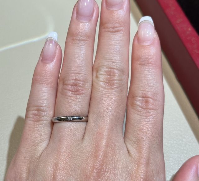 真ん中にひと粒のダイヤモンドがついています。