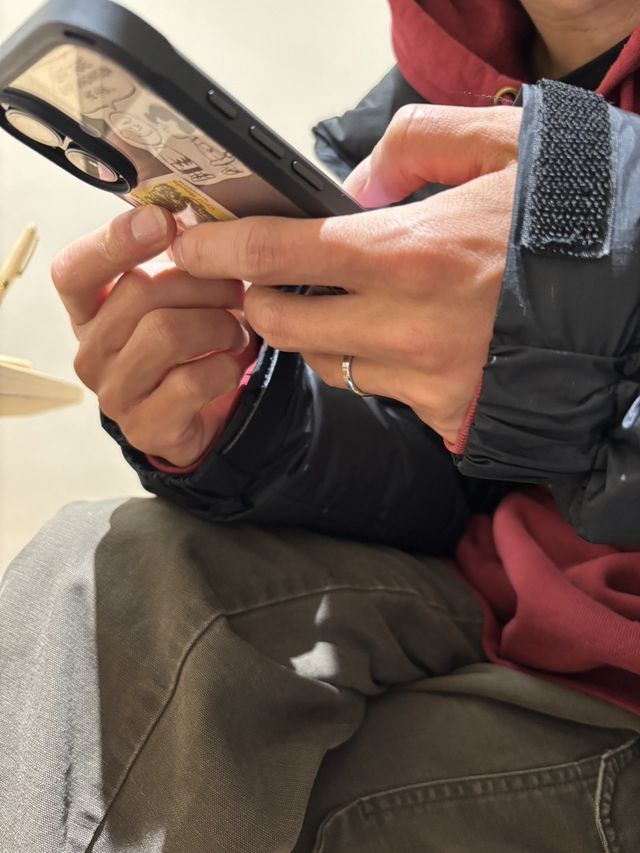 さりげない動作をする時にもきらりと輝く指輪。