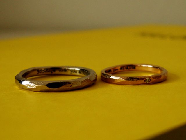 大小、多角など、様々な面を散りばめた作りのリング