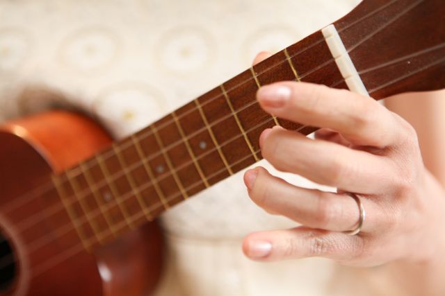 レストランウエディングでウクレレ演奏した指にあるリング