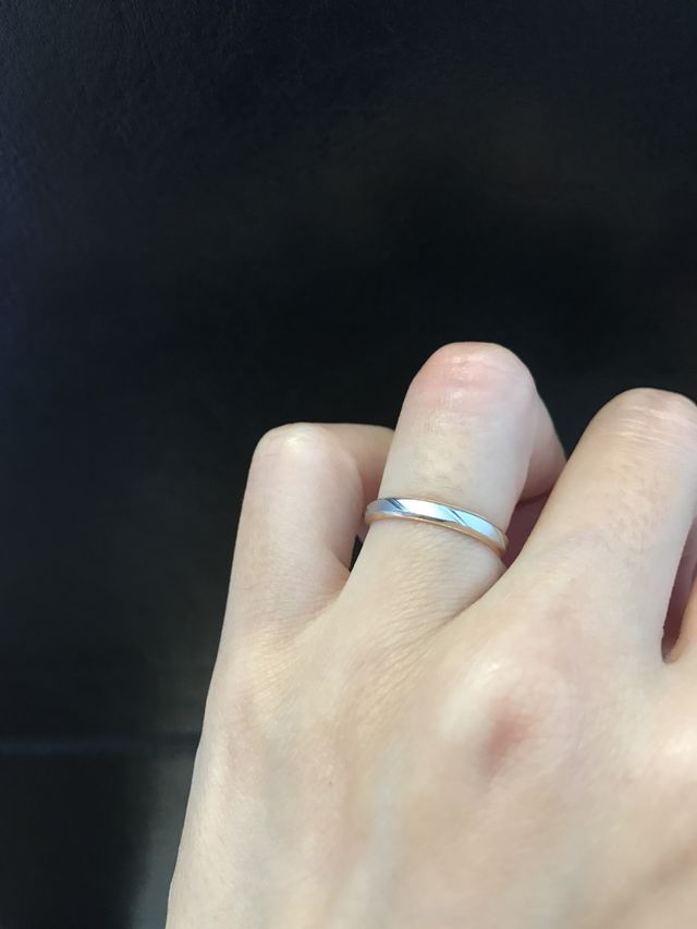 シルバーで、内側はゴールド。斜めにラインが入っています。