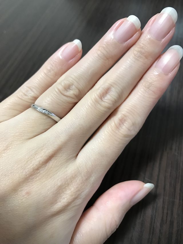 緩やかなひねりでストーンが3つ並んだタイプ