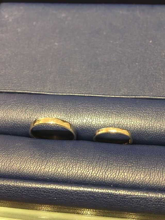 シンプルなストレートの指輪です