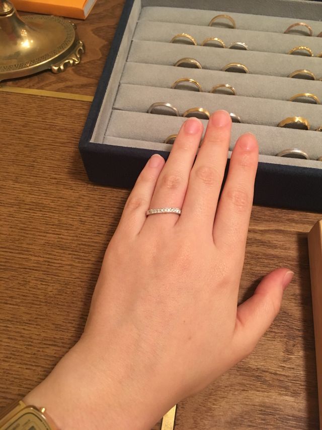 エタニティで指が細長くみえるようなデザインです。