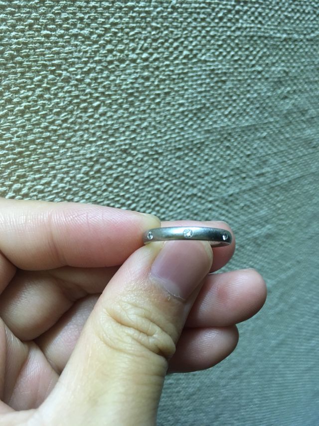 見えにくいかもしれませんが、ダイヤモンドが3粒ついています。