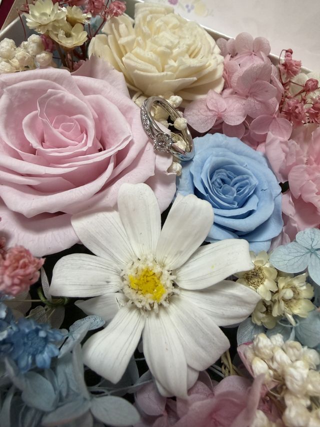 プロポーズでくれた時のプリザードフラワーと共に。