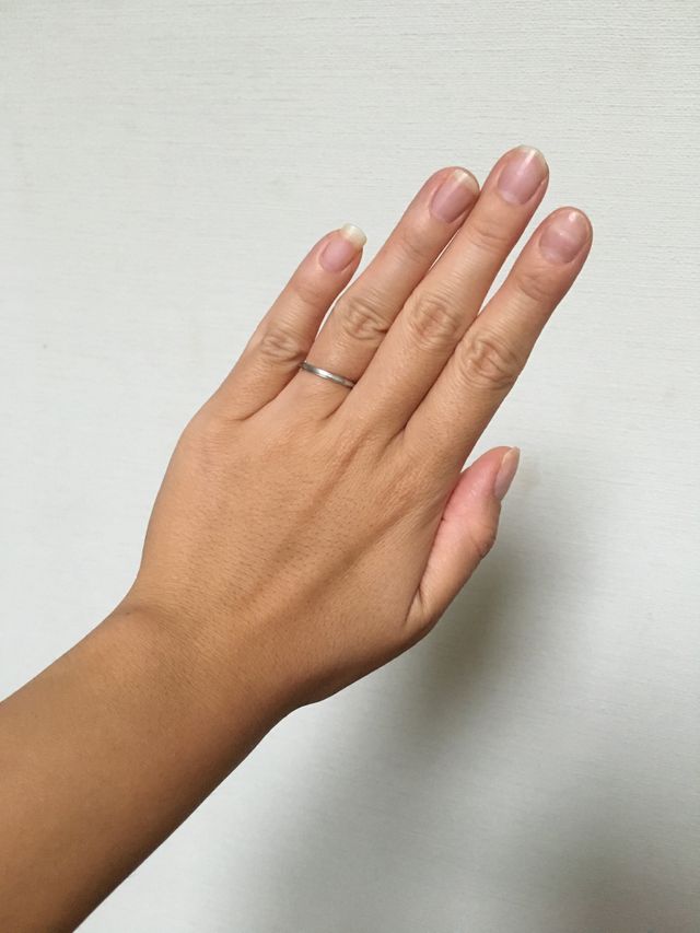 指にはめた時の状態です。シンプルなデザインです。