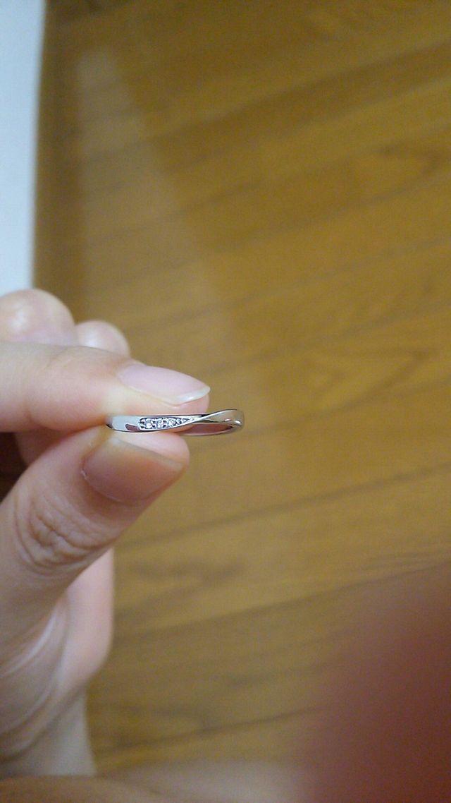 ねじりのデザイン。ダイヤが３つついています。