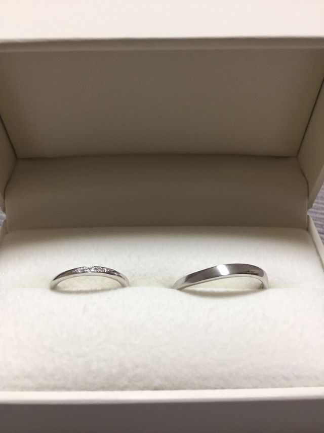 女性用はダイヤあり、男性用は艶消しです。