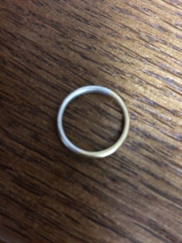 片面は18金ゴールド、片面はシルバー部分にダイヤ入りです。