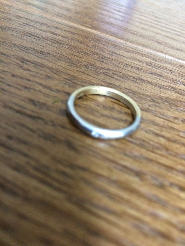 シルバー部分にはダイヤ入りです。