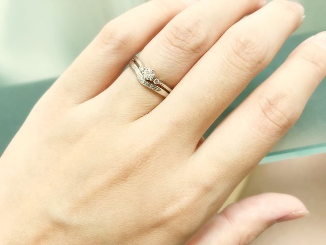 重ね付けするとこんな感じです。ちなみに結婚指輪は別ブランド。