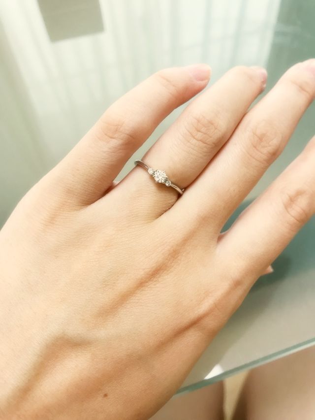 ダイヤはセンターと左右に1つずつで計3つ。緩やかなV字型。