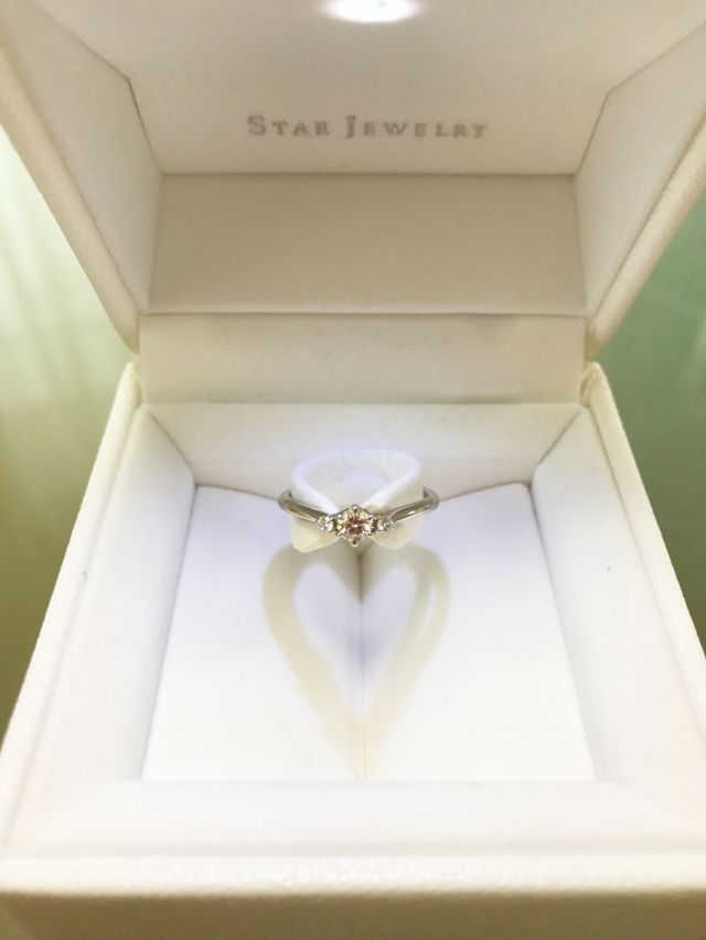 BOXには光るLED付。リングをはめるとハートの影ができます