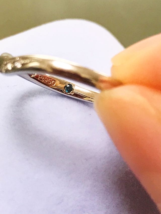 オプションで内側に好きな石(意味合いを持つ石)埋め込み可