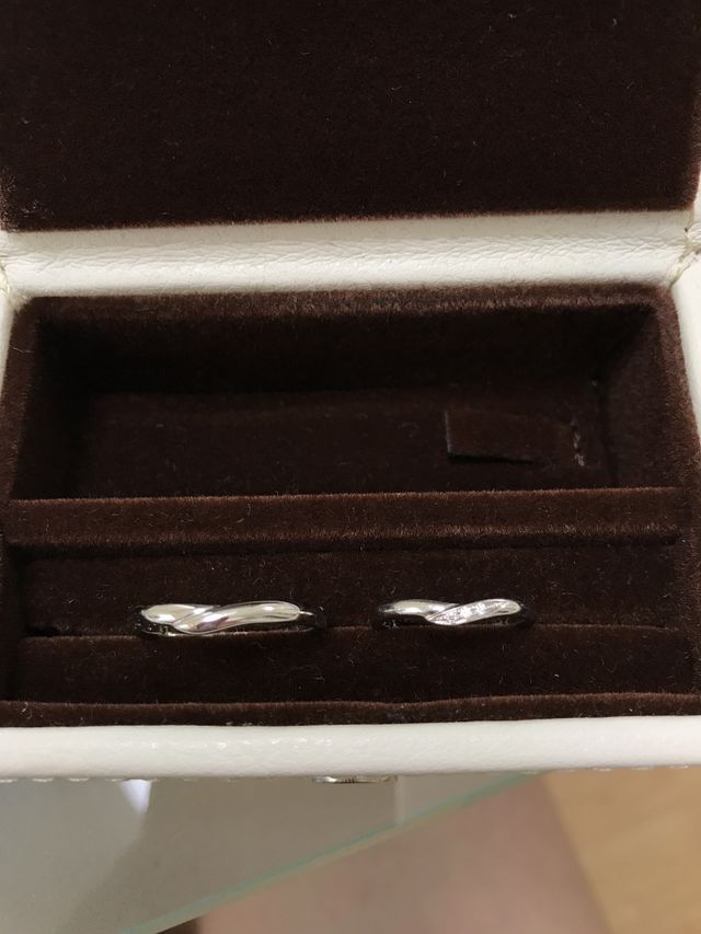 右が女性用。小さいダイヤが3つ並んでいます。