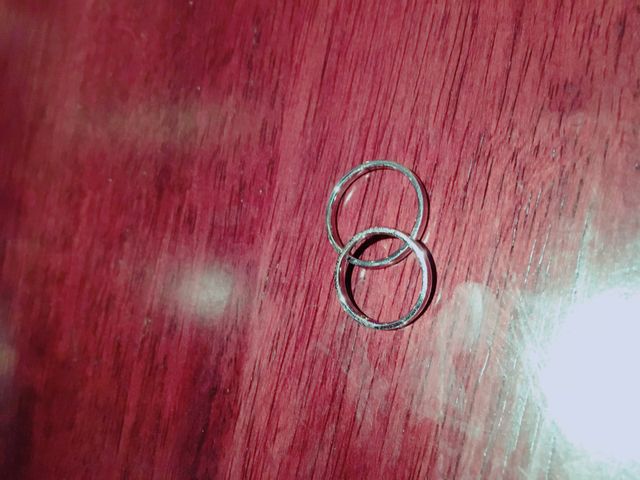 私のにはダイヤモンド一石、彼のはシンプルなものです。