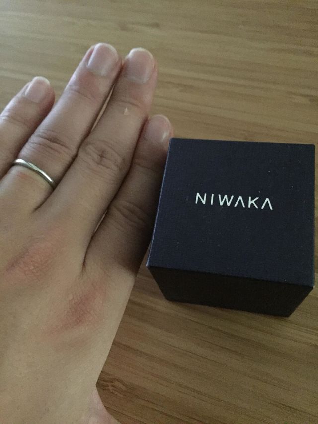 リング表面に滑らかな溝が入っています。