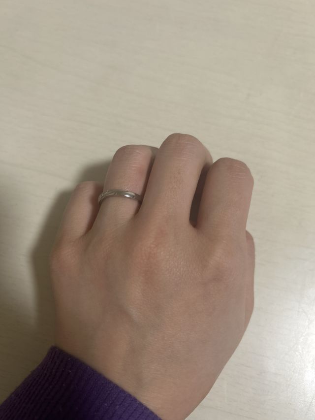 指輪をつけている写真