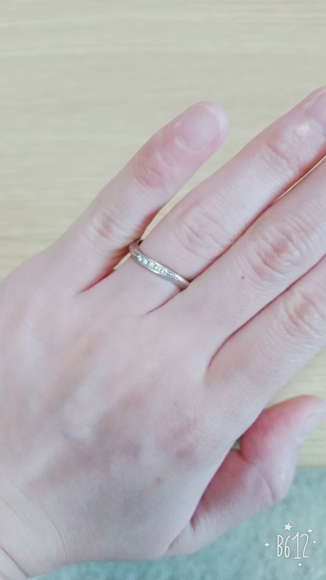 小さいダイヤが5石さりげない感じでオシャレ。