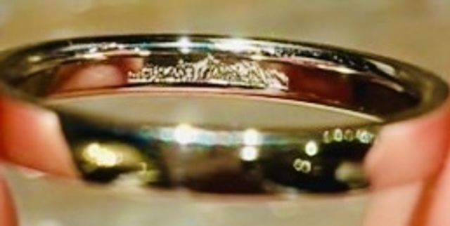 指輪の色が綺麗とてもきれいで木製のケースも含めて感動です。