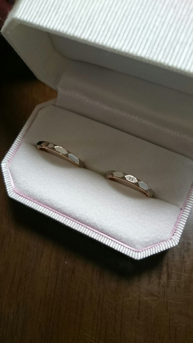 左が男性用、右が女性用です。女性用はダイヤがついてます。