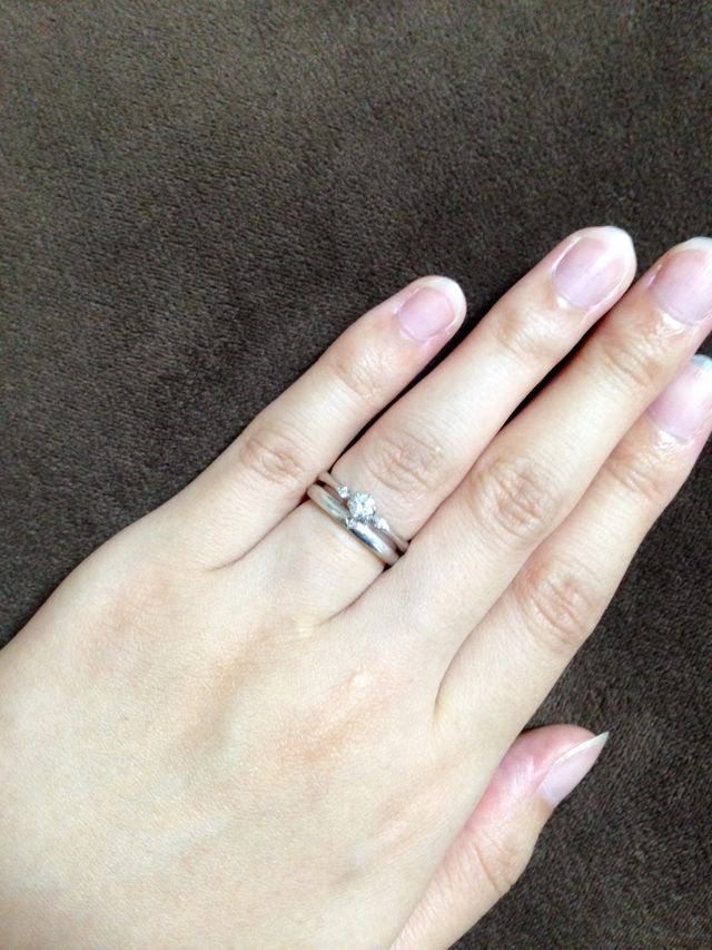 プラチナ素材に小さなダイヤが輝いて可愛いです