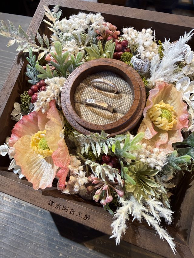 ピンクゴールド・マット加工でお揃いに。片方はつちめ加工。