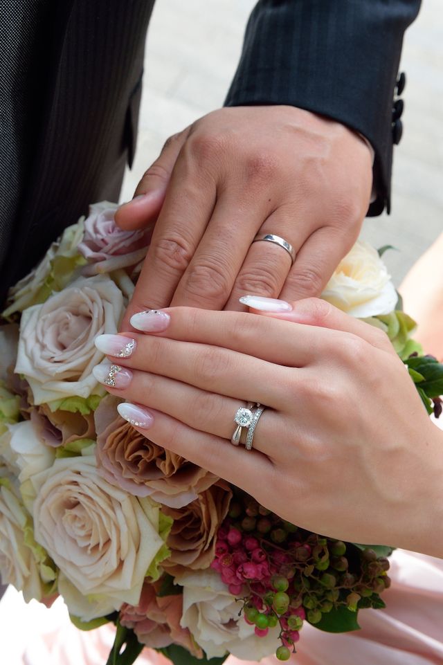 婚約指輪（上）を引き立てるマリッジ（下）リングです。