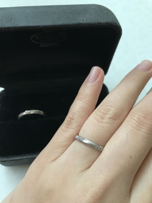 内側に結婚記念日の刻印と誕生石を埋め込みました