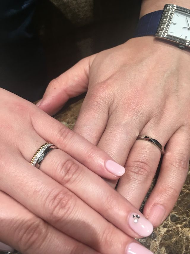結婚指輪を重ねづけ  結構指輪も同ブランドのファセットです。