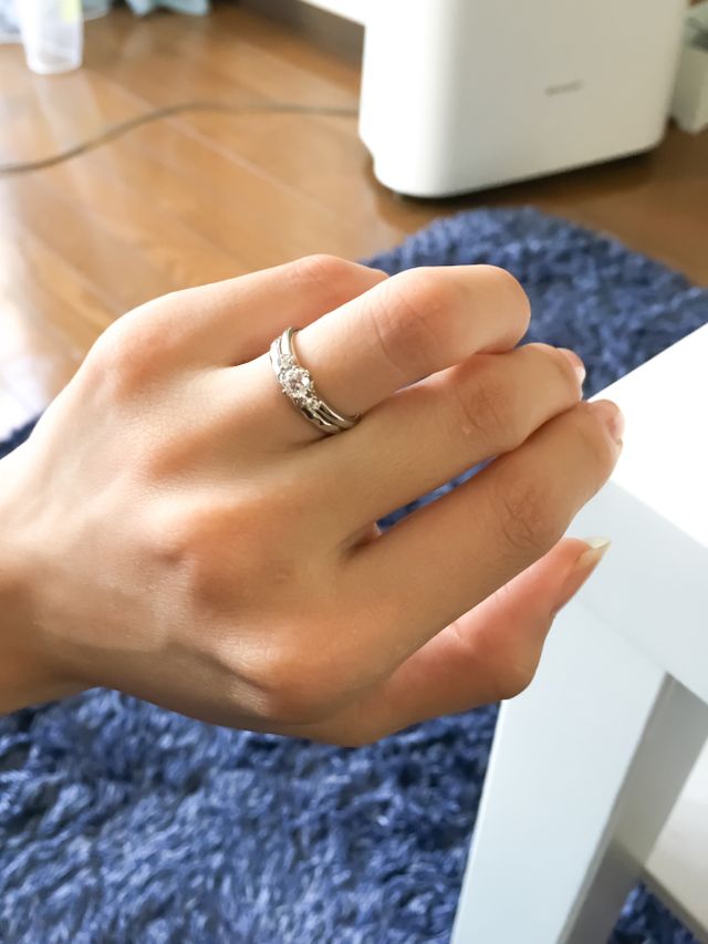 婚約指輪とブランドを合わせることで統一感をもたせました。