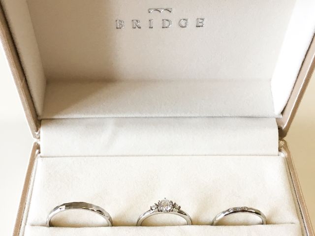 両サイドが幸せな偶然。真ん中はすずらんの音色という婚約指輪。